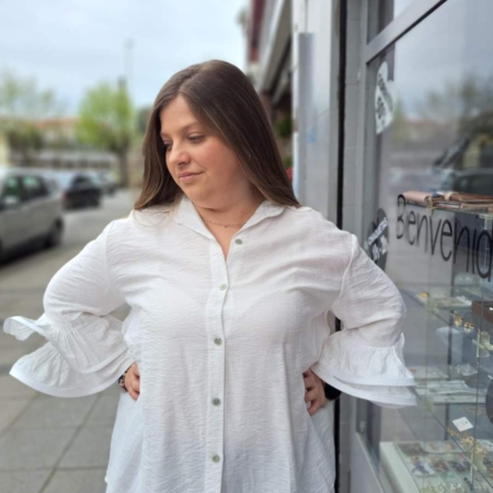 Estilo Casual Camisa Blanca Flamenca. Color: Blanca. Detalles: Camiseta Blanca cuello camisero y mangas tres cuartas con volantes. Composición: 85% Viscosa 15% Poliamida. Talla Única adecuado aprox. hasta 44/46