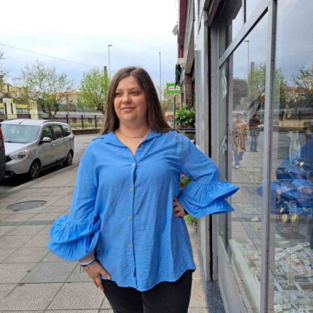 Estilo Casual Camisa Azul Flamenca. Color: Azul Claro. Detalles: Camiseta Azul cuello camisero y mangas tres cuartas con volantes. Composición: 85% Viscosa 15% Poliamida. Talla Única adecuado aprox. hasta 44/46