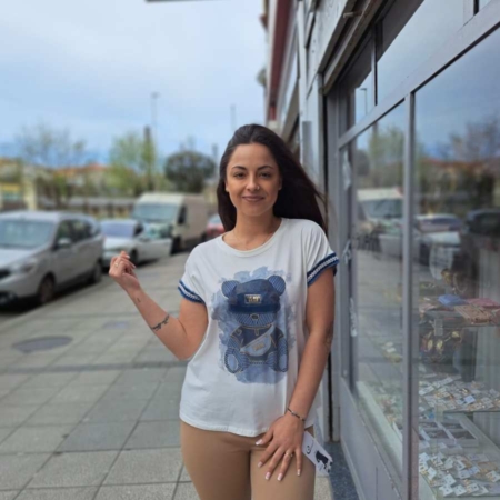 Estilo Casual Camiseta Beige Osito Color Beige con dibujo de Osito Azul. Detalles: Camiseta beige con dibujo de Osito Azul de manga corta con greca en azul y blanco. Composición: 95% Algodón 5% Elastano. Talla Única adecuado aprox. hasta talla 42/44
