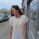 Estilo Casual Camiseta Beige Corazón. Color Beige con Corazón Grande. Detalles: Camiseta beige con Corazón Grande troquelado en el centro, manga corta con volante. Composición: 95% Algodón 5% Elastano. Talla Única adecuado aprox. hasta talla 42/44