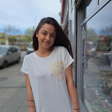 Estilo Casual Camiseta Beige Perla. Color Beige con Corazón Pequeño Detalles: Camiseta beige con Corazón pequeño troquelado en el centro, manga corta. Composición: 95% Algodón 5% Elastano. Talla Única adecuado aprox. hasta talla 42/44