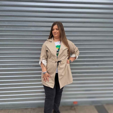 Estilo Casual Color: Beige. Detalles: Chaqueta Polipiel Talla Grande Beige Milano con cinturón para ajustar y manga larga con cinta. Composición 60% Polipiel 40% Poliéster Talla Única adecuada hasta aprox. 46/48
