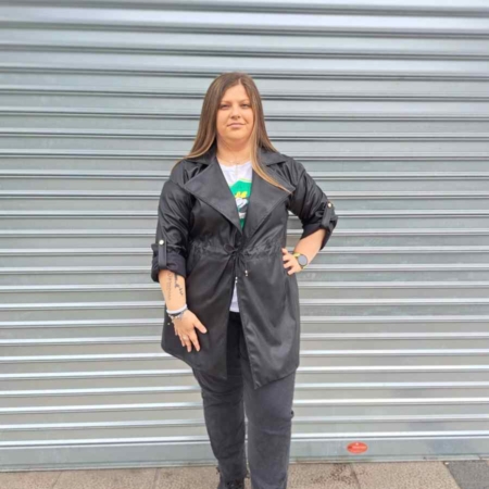 Estilo Casual Color: Negro. Detalles: Chaqueta Polipiel Talla Grande Negra Milano con cinturón para ajustar y manga larga con cinta. Composición 60% Polipiel 40% Poliéster Talla Única adecuada hasta aprox. 46/48