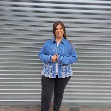 Estilo Casual Color: Azul Claro. Detalles: Chaqueta Vaquera Abril Talla Grande con bolsillos en la parte superior y en la parte inferior ondas con flores en beige bordadas. Composición: 82% Algodón 18% Elastano.