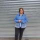 Estilo Casual Color: Azul Claro. Detalles: Chaqueta Vaquera Abril Talla Grande con bolsillos en la parte superior y en la parte inferior ondas con flores en beige bordadas. Composición: 82% Algodón 18% Elastano.