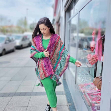 Estilo Casual Color Multicolor. Tonos: Morados, Azules, Rosas y Verdes. Detalles: Poncho de Punto Ágata asimétrico con borlas. Composición 80% Poliéster 20% Lana. Talla Única M/L/XL/1XL/2XL