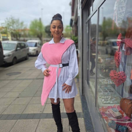 Estilo Casual Color: Rosa y Blanco Vestido corto camisero boss de manga abullonada camisero con cinturón lleva chaleco de punto asimétrico que se quita. Composición 70% Poliéster 30% Punto Talla única, adecuado aprox. hacia la talla 38/42