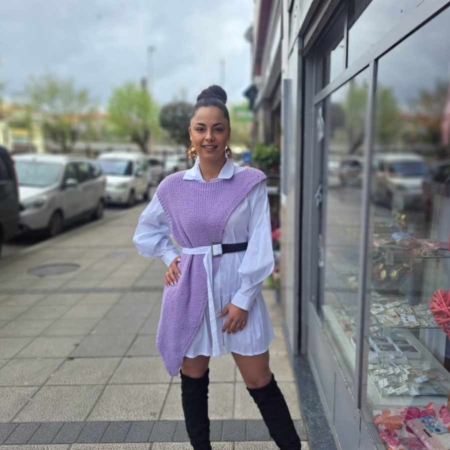 Estilo Casual Color: Rosa y Blanco Vestido corto camisero boss de manga abullonada camisero con cinturón lleva chaleco de punto asimétrico que se quita. Composición 70% Poliéster 30% Punto Talla única, adecuado aprox. hacia la talla 38/42