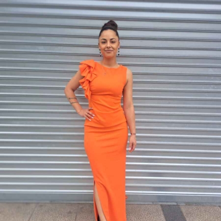 Estilo Casual Color: Naranja Detalles: Vestido largo entallado Rebeca de tirante ancho, volante en la parte superior, drapeado con abertura lateral. Composición 95% Poliéster 5% Elastano Talla única, apropiada aprox. hasta 38/40