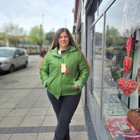 Estilo Casual Color: Verde Detalles: Chaqueta verde winter reversible con capucha, con un lado liso y el lado reversible con estampado blanco de hojas. Composición: 100% Nylon