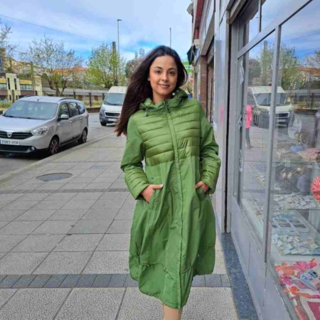 Estilo Casual Color: Verde Detalles: Chaqueta larga verde Ellie con capucha con cinta para ajustar y en la parte inferior cinta para ajustar. Composición: 100% Nylon