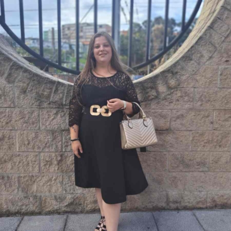 Estilo Elegante Color: Negro Detalles: Vestido Corto Talia Negro con encaje en pechera y mangas, cremallera en espalda no transparenta Composición 95% Poliéster 5% Elastano Talla Única, adecuada apróx. hasta 44/48