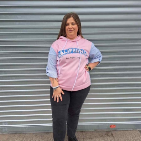 Estilo Casual Color: Tonos Rosa, Azul Claro, Azul Oscuro y Blanco Detalles: Sudadera Rosa California con estampado de camisa, mangas tres cuartas camiseras con cinta para ajustar y cordones en el cuello para ajustar. Composición: 95% Viscosa 5% Elastano