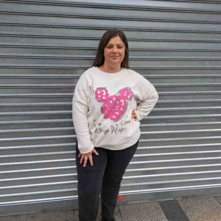 Estilo Casual  Color: Tonos Blancos, Plateados y Rosas.  Detalles: Sudadera Blanca de pana fina de manga larga y con dibujo rosa en la parte central.  Composición: 95% Viscosa 5% Elastano Talla Única, adecuada apróx. 46/48