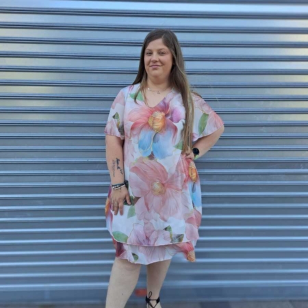 Estilo Casual Color: Tonos Rosas, Morados, Amarillos, Verdes, Azules, Rojos Y Naranjas Detalles: Vestido Corto Amapola de manga corta, estampado de flores y vuelo en la parte inferior. ¡NO TRANSPARENTA! Composición: 50% Viscosa 45% Poliéster 5% Elástico Talla única adecuada apróx. hasta 46/48