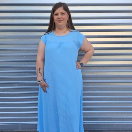 Estilo Casual Color: Azul Claro Detalles: Vestido Largo Cielo cuello redondo tela con mucha caída tela con palas pequeñas plisadas Composición: 95% Viscosa 5% Elastano Talla única, adecuada apróx. 46/48