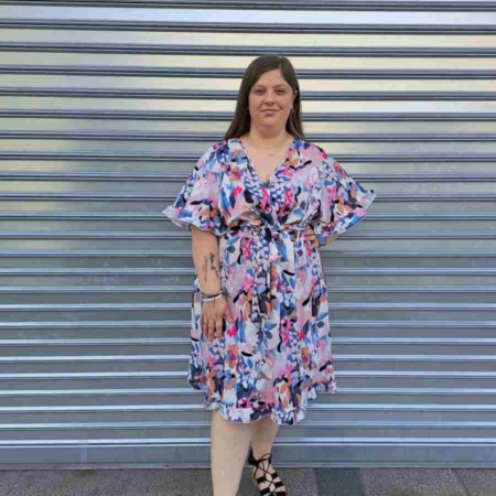 Estilo Casual Color: Tonos Azules, Rosas, Blancos, Marrones y Negros Detalles: Vestido Corto Meri con volantes en mangas y parte inferior, viene con cinturón para ajustar Composición: 100% Poliéster