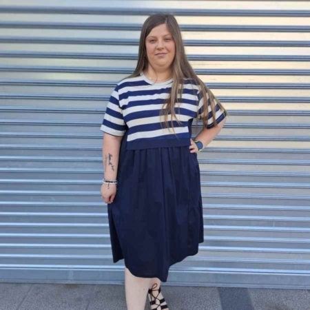 Estilo Casual Color: Azul Marino y Blanco Detalles: Vestido Corto Marinero de manga corta, con rayas en la parte superior y en las mangas Composición: 100% Algodón Talla única, adecuada apróx. hasta 46/48/50