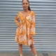 Estilo Casual Color: Beige, Rosa, Azul, Amarillo Detalles: Vestido Corto Picasso estampado de flores, manga larga, cuello en pico con volante y tiene cremallera en la espalda Composición 100% Poliéster Talla Única, adecuada apróx. 38/40