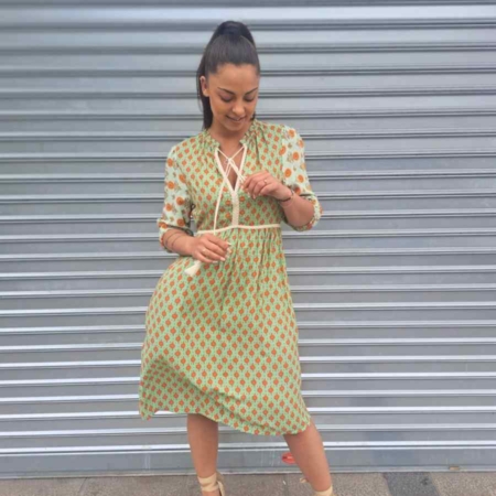 Estilo Bohemio Color: Tonos verdes, naranjas y beige Detalles: Vestido Corto Ana de Manga Corta, goma en la cintura, volante en la falda, vestido con caída Composición 70% Poliéster 30% Viscosa