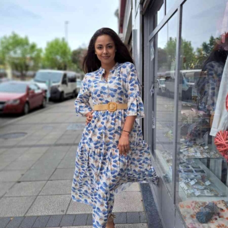 Estilo Casual Color: Tonos blancos, azules y marrones Detalles: Vestido Largo Estampado Leticia cuello Mao con botones en la pechera, volante en la parte inferior y mangas tres cuartas con volante. Composición: 87% Viscosa 13% Poliéster Talla única, adecuada apróx. hasta de 38 a 44