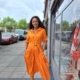 Estilo Casual Color: Naranja Detalles: Vestido Largo Orange cuello camisero con botones, mangas con cinta para ajustar, bolsillos y cinturón para ajustar Composición: 97% Algodón 3% Elastano Talla única, adecuada apróx. hasta 38/40