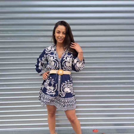 Estilo Casual Color: Azul y blanco Detalles: Vestido Corto Clarisa estampado geométrico, con cinta en el cuello para atar, manga larga y volante en la parte inferior Composición: 90% Viscosa 10% Nylon Talla Única, adecuada apróx. hasta 38/40