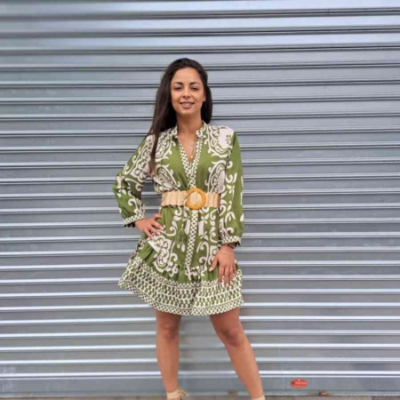 Estilo Casual Color: Verde y blanco  Detalles: Vestido Corto Clarisa Verde estampado geométrico, con cinta en el cuello para atar, manga larga y volante en la parte inferior  Composición: 90% Viscosa 10% Nylon  Talla Única, adecuada apróx. hasta 38/40