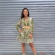 Estilo Casual Color: Verde y blanco  Detalles: Vestido Corto Clarisa Verde estampado geométrico, con cinta en el cuello para atar, manga larga y volante en la parte inferior  Composición: 90% Viscosa 10% Nylon  Talla Única, adecuada apróx. hasta 38/40