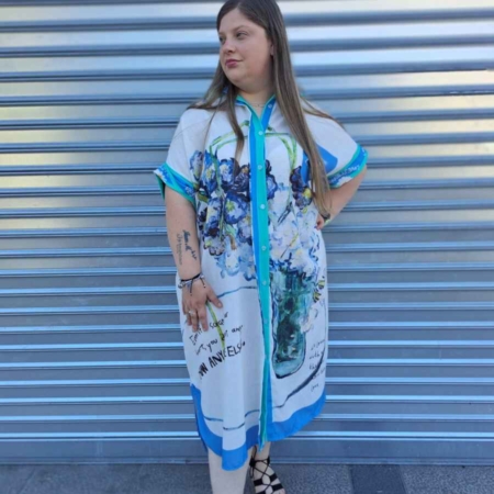 Estilo Casual Color: Tonos verdes, azules y blancos Detalles: Vestido Largo Estampado Picasso cuello camisero, botones, manga corta y asimétrico con aberturas laterales Composición: 80% Poliéster 20% Lino Talla única, adecuada apróx. hasta 40/52