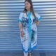 Estilo Casual Color: Tonos verdes, azules y blancos Detalles: Vestido Largo Estampado Picasso cuello camisero, botones, manga corta y asimétrico con aberturas laterales Composición: 80% Poliéster 20% Lino Talla única, adecuada apróx. hasta 40/52