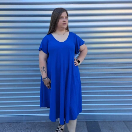 Estilo Casual Color: Azul eléctrico Detalles: Vestido Largo Mariela azul eléctrico de manga corta con volante y con vuelo, escote en pico y tela con mucha caída  Composición: 95% Poliéster 5% Elastano Talla única, adecuada apróx. hasta 40/52