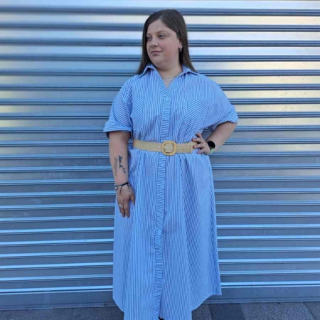 Estilo Casual Color: Blanco y azul claro Detalles: Vestido Largo Versace camisero con botones en la parte superior, manga corta y bolsillos  Lleva el cinturón de la foto Composición: 100% Algodón Talla única, adecuada apróx. hasta 40/50