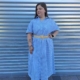 Estilo Casual Color: Blanco y azul claro Detalles: Vestido Largo Versace camisero con botones en la parte superior, manga corta y bolsillos  Lleva el cinturón de la foto Composición: 100% Algodón Talla única, adecuada apróx. hasta 40/50