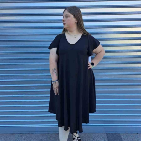 Estilo Casual Color: Negro Detalles: Vestido Largo Mariela Negro de manga corta con volante y con vuelo, escote en pico y tela con mucha caída Composición: 95% Poliéster 5% Elastano Talla única, adecuada apróx. hasta 40/52
