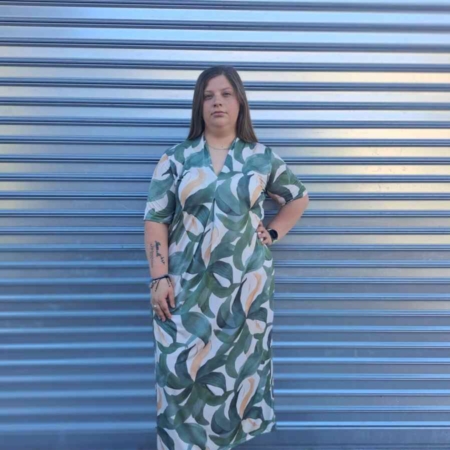 Estilo Casual  Color: Tonos blancos, verdes y camel Detalles: Vestido Largo Acuarela de manga corta y con escote en pico, tela fría, no transparenta  Composición: 80% Viscosa 15% Poliéster 5% Elastano  Talla única, adecuada apróx. hasta 40/48