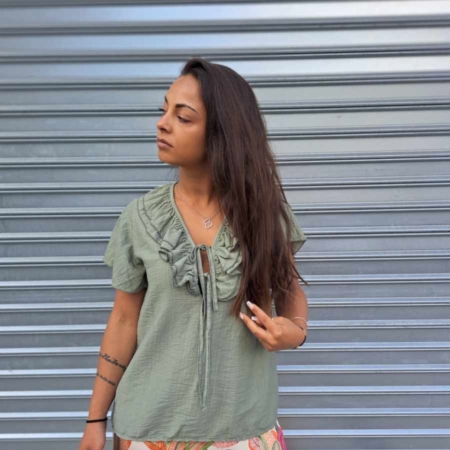 Color: Verde Detalles: Camisa Natalia volantes en cuello, escote en pico con cintas para ajustar y manga con volante. Composición: 85% Viscosa 15% Poliamida