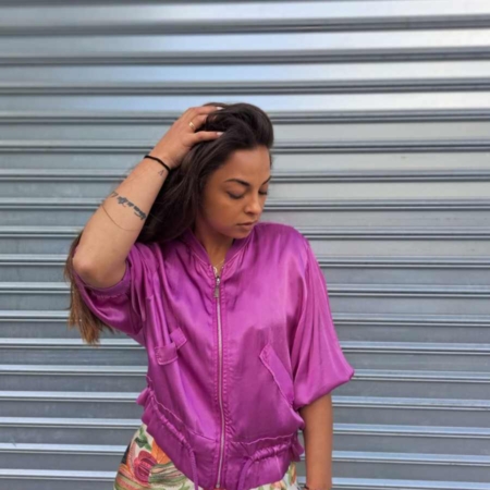Estilo Casual Color: Morado Detalles: Chaqueta Bomber Reyna de raso, bolsillos ribeteados y cordón en cintura para ajustar  Composición: 85% Viscosa 15% Rayon Talla única, adecuada apróx. hasta 38/48