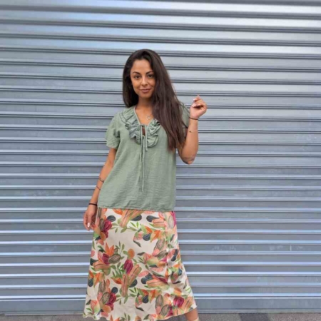 Color: Tonos rosas, verdes, naranjas y beige. Detalles: Falda Estampada Larga Primavera de raso, estampado de flores, goma en cintura, con mucha caída 