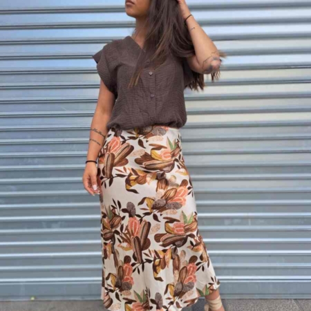Tonos marrones, verdes, rosas, amarillos y beige. Detalles: Falda Estampada Primavera Larga de raso, estampado de flores, goma en cintura, con mucha caída 