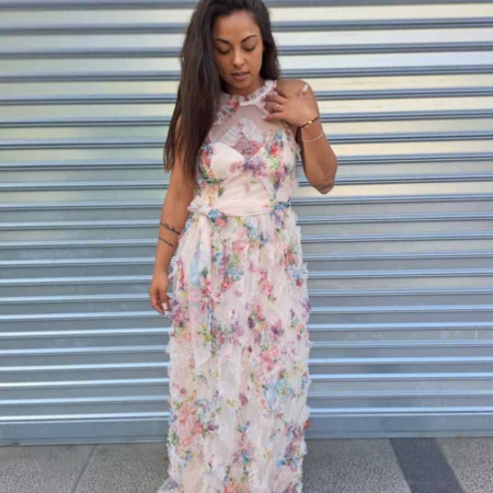 Vestido Largo Leonor de gasa con estampado floral, cuello redondo, manga sisa, cremallera en la parte trasera, lleva frunce de gasa asimétrica y forro interior