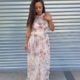 Vestido Largo Leonor de gasa con estampado floral, cuello redondo, manga sisa, cremallera en la parte trasera, lleva frunce de gasa asimétrica y forro interior