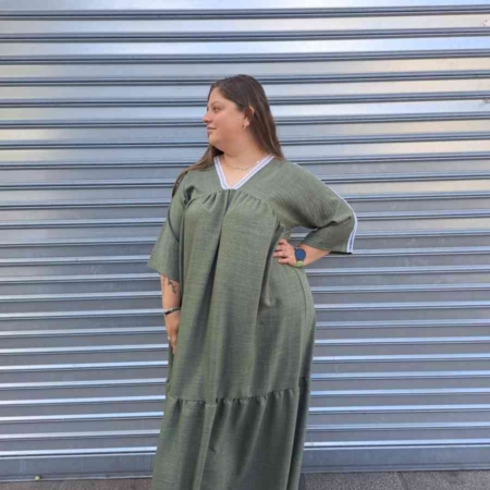 Detalles: Vestido Largo Safari con ribeteado blanco en escote, hombros y mangas, escote en pico, mangas tres cuartas y volante parte inferior