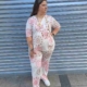 Detalles: Conjunto Mandala Rosa camiseta y pantalón con dibujos geométricos, escote en pico, pantalón con goma en cintura de pata ancha