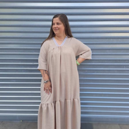 Color: Camel y blanco Detalles: Vestido Largo Safari con ribeteado blanco en escote, hombros y mangas, escote en pico, mangas tres cuartas y volante parte inferior