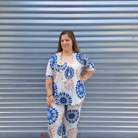Detalles: Conjunto Mandala Azul camiseta y pantalón con dibujos geométricos, escote en pico, pantalón con goma en cintura de pata ancha