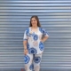 Detalles: Conjunto Mandala Azul camiseta y pantalón con dibujos geométricos, escote en pico, pantalón con goma en cintura de pata ancha