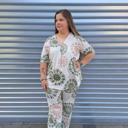 Detalles: Conjunto Mandala Verde camiseta y pantalón con dibujos geométricos, escote en pico, pantalón con goma en cintura de pata ancha