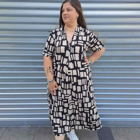 Estilo Casual Color: Negro y beige Detalles: Vestido Largo Rebeca estampado de figuras geométricas, escote en pico y manga corta 