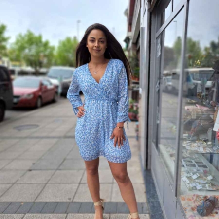 Detalles: Vestido Corto Margarita con estampado de flores, escote en pico, manga larga con cinta para ajustar y elástico en la cintura y forro interior 